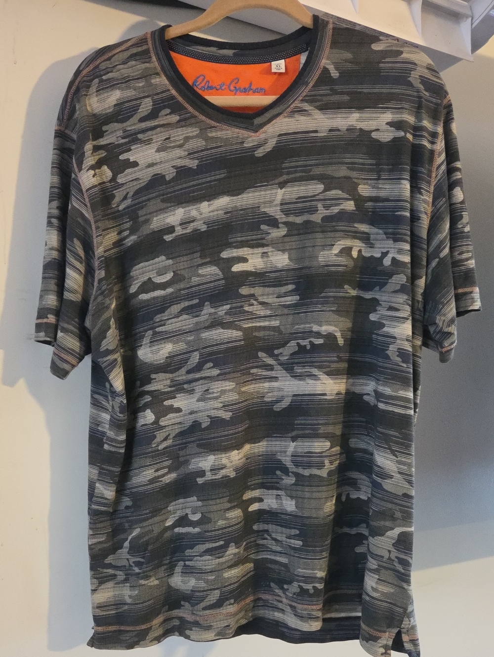Robert Graham Men’s XL Short-Sleeve V-Neck Shirt in Olive, Gray & Black Camo